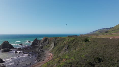 Rising-drone-shot-revealing-the-large-pacific-northwest-coastline-in-California