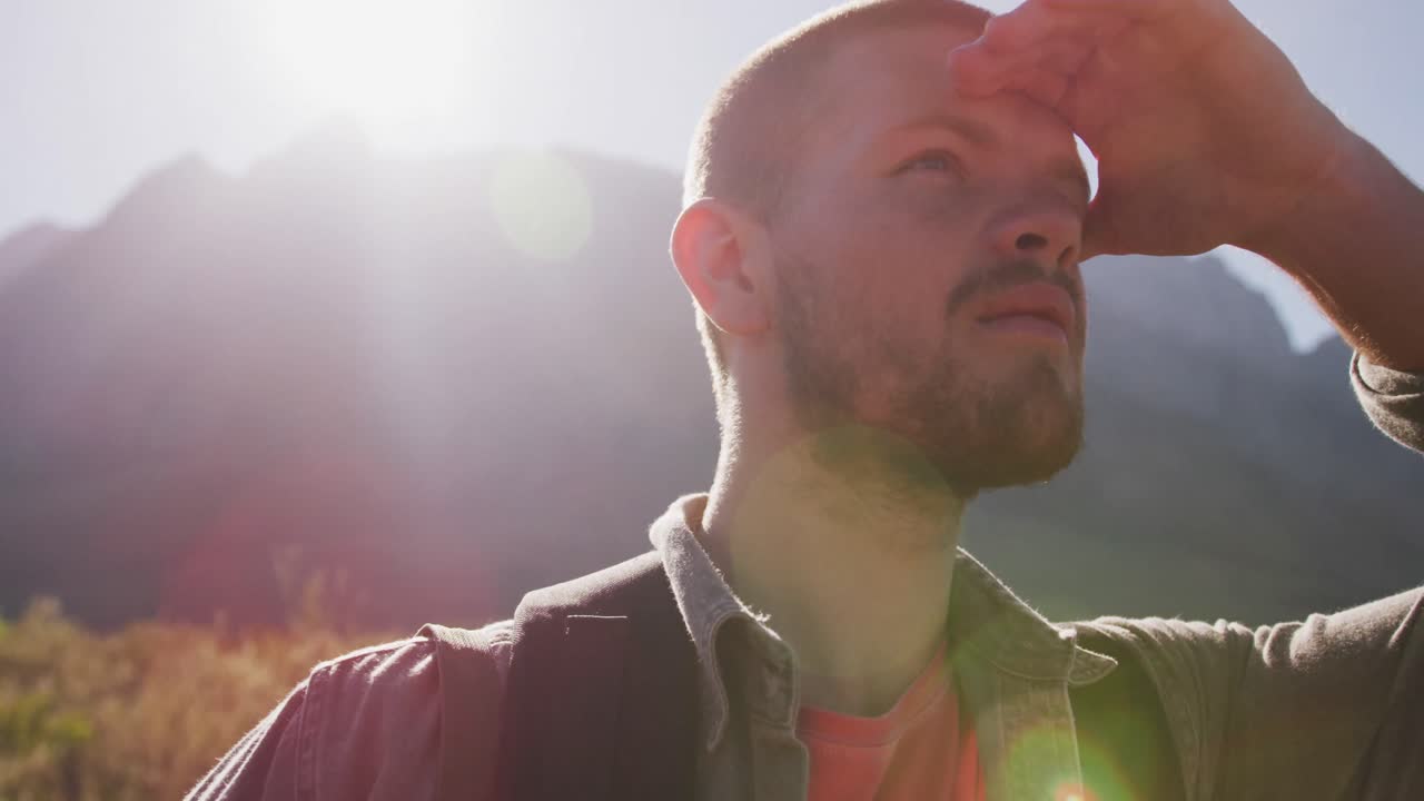 경관을 즐기는 백인 남자