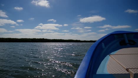 Tiro-Completo,-Vista-Panorámica-Del-Bosque-De-Manglares-En-Adolfo-Lopez-Mateos-Baja-California-Sur,-México,-Conduciendo-En-Un-Bote-Azul-A-Través-Del-Agua,-Cielo-Azul-Y-El-Río-En-El-Fondo