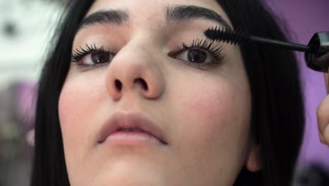 Girl-uses-mascara-on-her-eyelashes