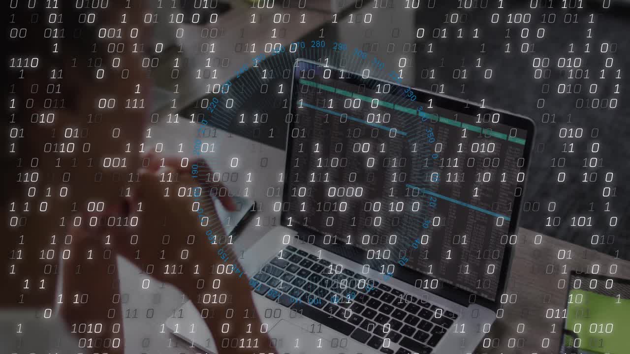 animación del procesamiento de datos sobre una mujer de negocios caucásica que usa una computadora portátil