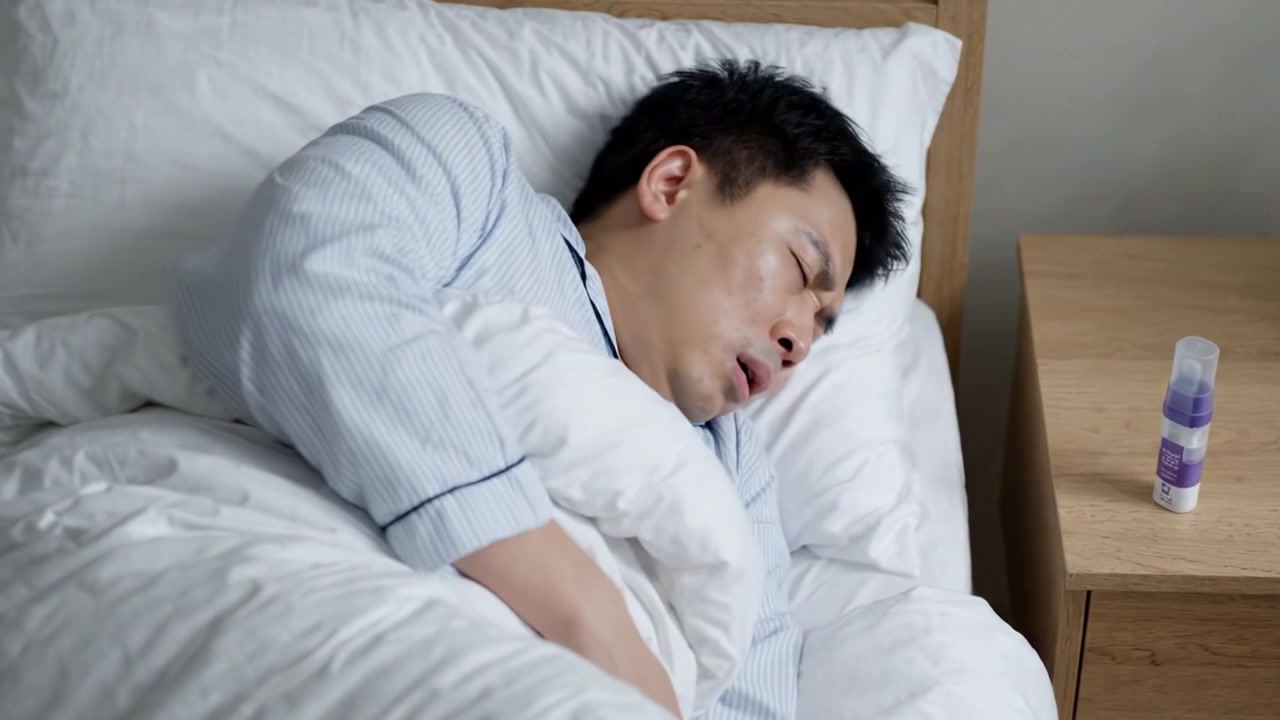 眠れぬ夜の苦悩：睡眠中に不快感を覚え、落ち着かない夜を過ごす男性の姿を、苦悩の表情を強調する2つの対照的なフレームで表現