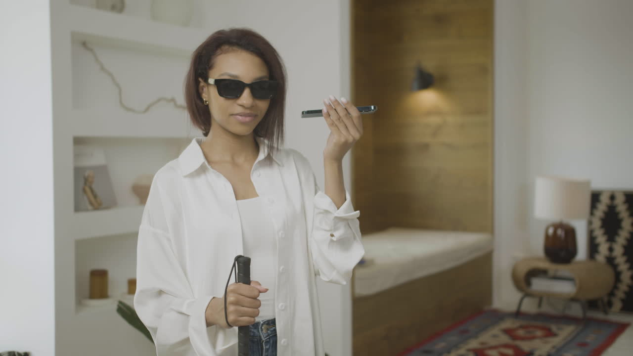 una joven ciega hablando por teléfono