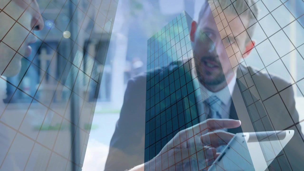 L'uomo a sinistra tocca e rivede le slide su un tablet in ufficio con un riflesso a griglia, mentre un uomo in abito è appoggiato.