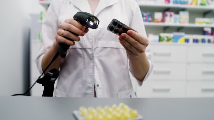 Frau arbeitet in der Apotheke