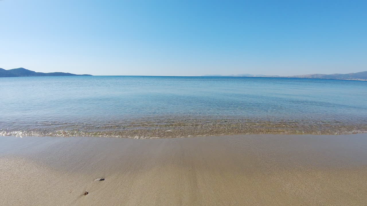 산으로 둘러싸인 호수의 아름다운 자연 경관