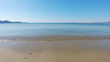 Eine-Schöne-Aussicht-Auf-Die-Natur-An-Einem-Von-Bergen-Umgebenen-See