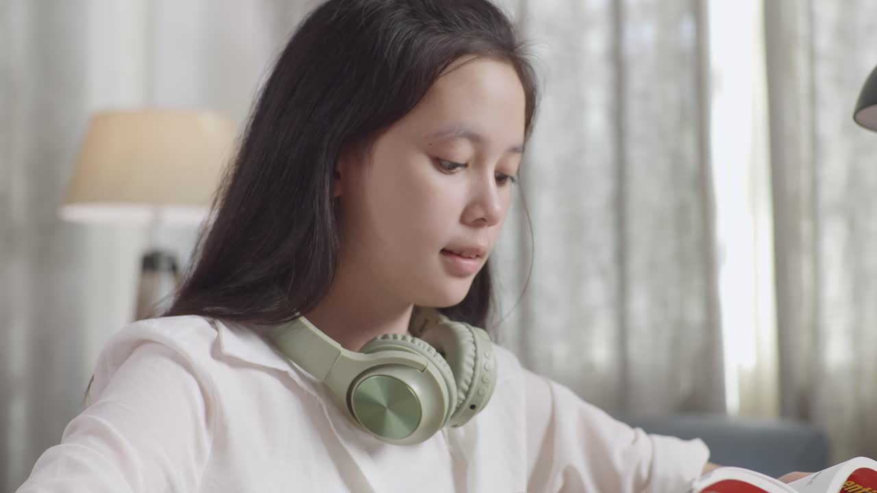 십대가 기침하고 잠을 자고 있습니다.