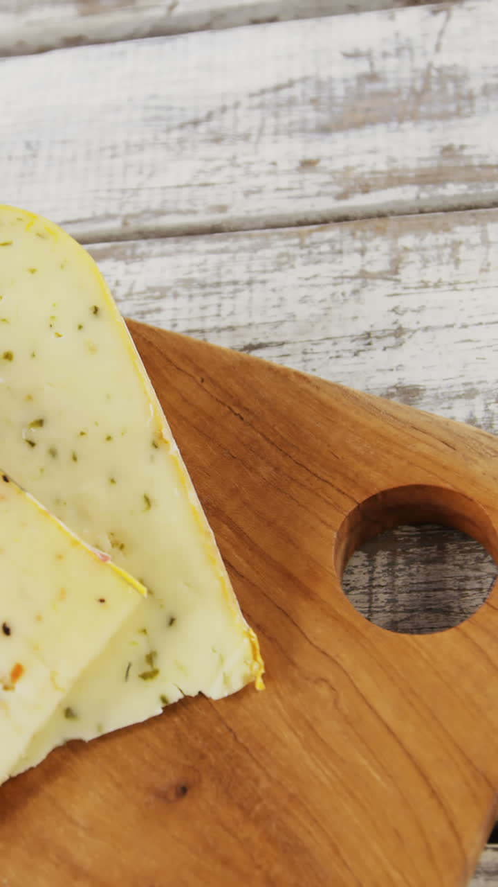 cuchillo en una rebanada de queso