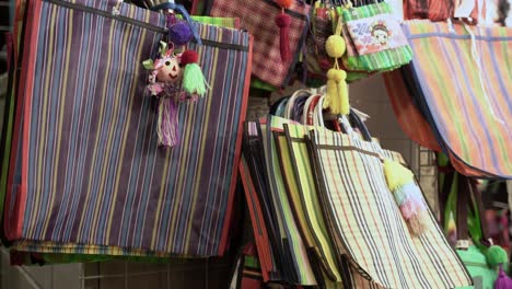 Bolsas-De-Colores-En-El-Mercado