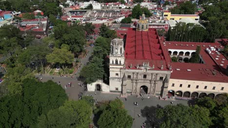 Drone's-eye-view-of-San-Juan-Bautista-church-at-Coyoacan,-Mexico-City