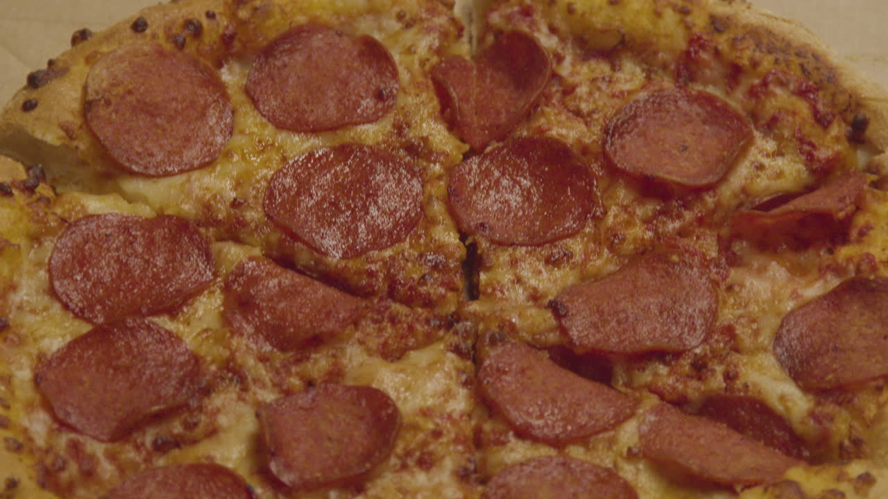 deliciosa pizza de pepperoni - inclinada de arriba hacia abajo