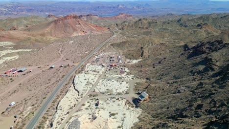 ciudad fantasma en nelson nevada en estados unidos - disparo aéreo de avión no tripulado