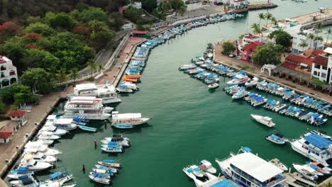 Barcos-Estacionados-En-La-Bahía