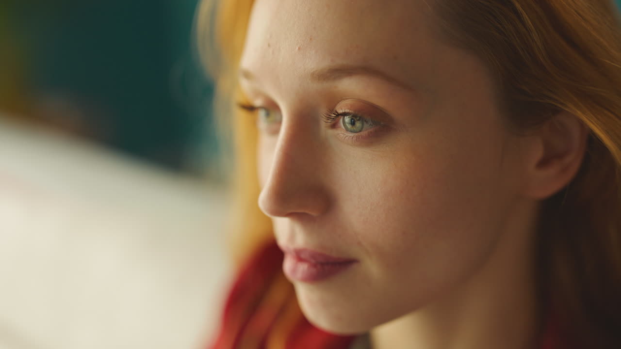 el rostro de una hermosa mujer en primer plano