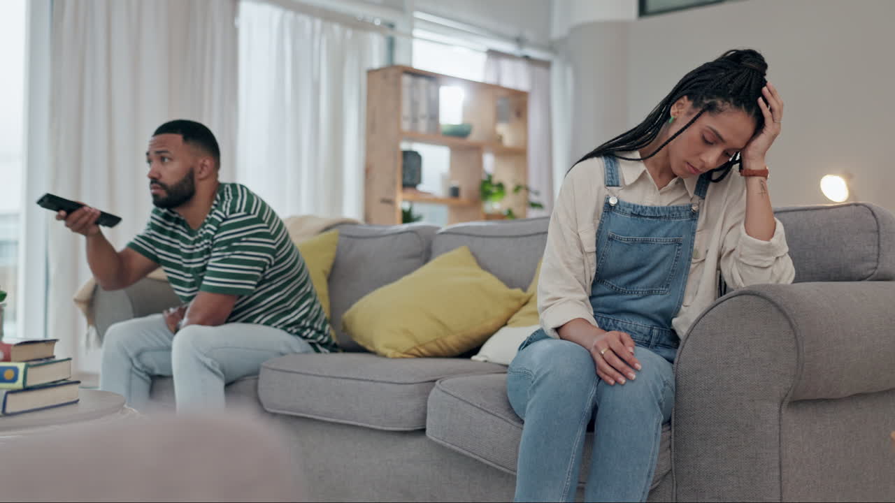 ignora, casa y pareja en un sofá