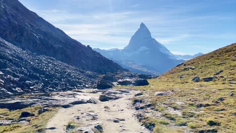 montaña: paisaje de la montaña matterhorn cerca de rotenboden y gornergart, suiza, europa | caminando por un sendero de piedras hasta el acantilado