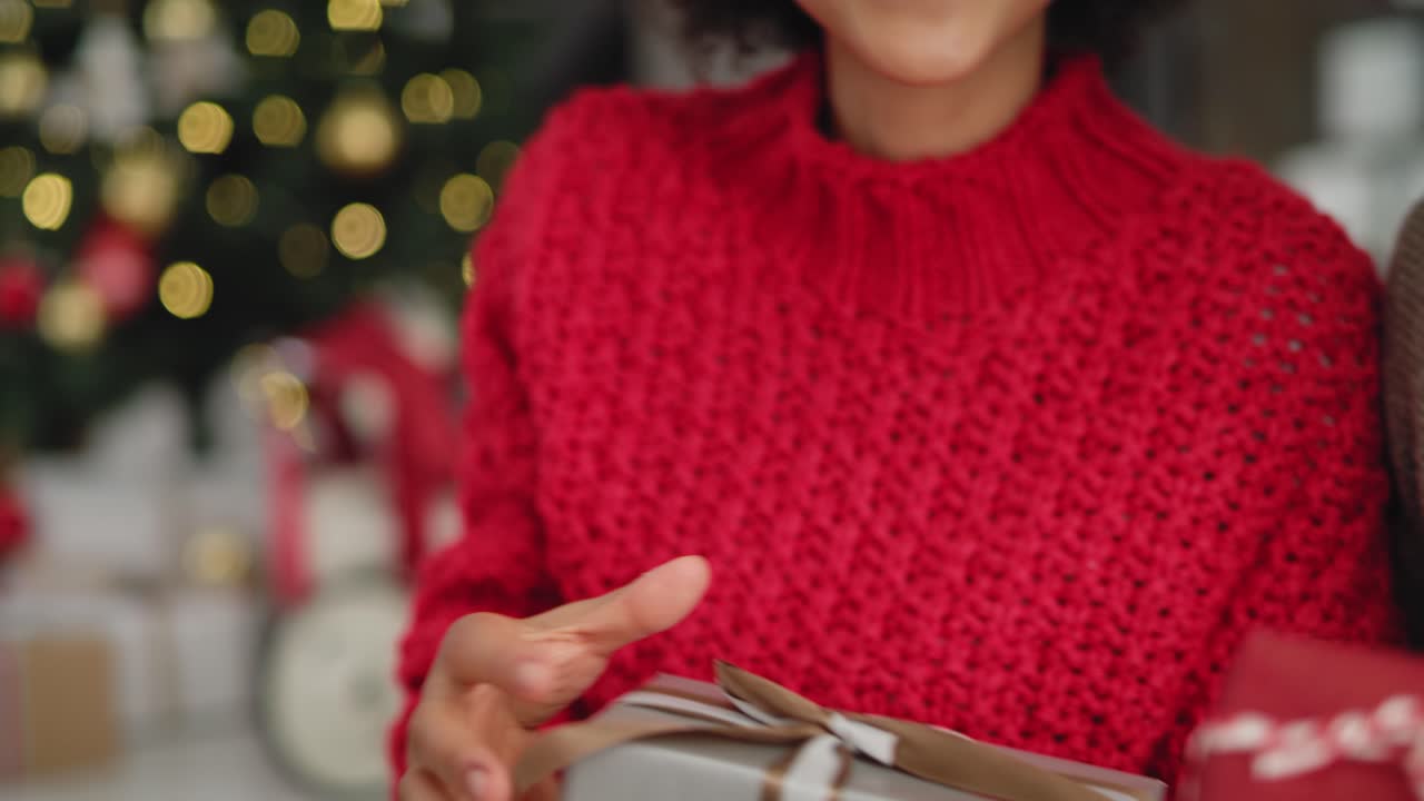 espectáculos de video de mano de una pareja dando regalos de navidad
