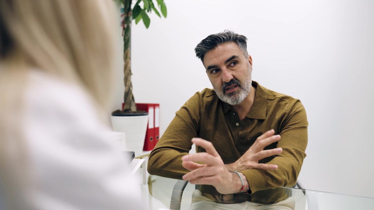 Ofiste Profesyonel Danışmanlık Alan Orta Yaşlı Adam