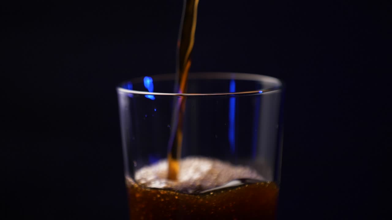 키가 큰 파인트 잔에 콜드 브루를 붓고 있습니다.