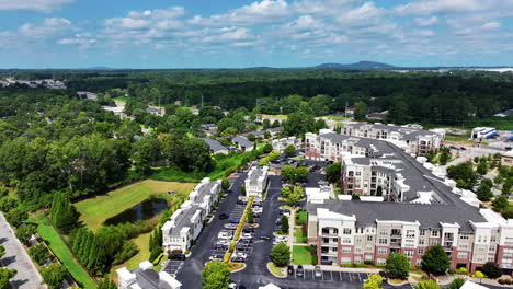 Los-Delanteros-Vuelan-Sobre-Un-Lujoso-Complejo-De-Apartamentos-En-Un-Suburbio-Residencial-De-La-Metrópolis-En-Un-Día-Soleado