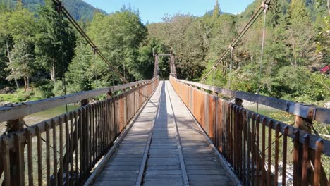 Caminando-Por-El-Puente-De-Madera-En-El-Estado-De-Washington