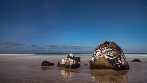 Una-Noche-En-La-Playa-Del-Mar-De-Noruega