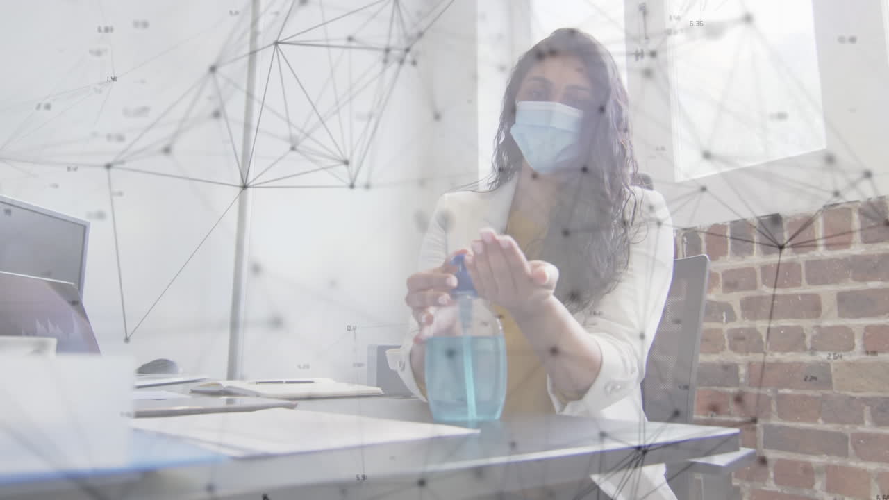 animación de redes de conexiones sobre mujer de negocios con máscara facial en la oficina