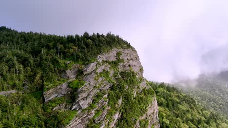 Rocas-Y-Niebla-En-La-Cima-De-La-Montaña-Del-Abuelo-De-Linville-Carolina-Del-Norte,-Carolina-Del-Norte