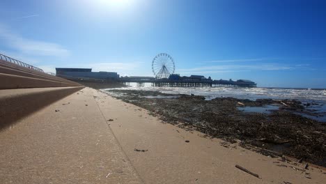 Impresionante-Vista-Aérea-Del-Famoso-Muelle-De-Blackpool-En-Marea-Alta,-Junto-A-La-Galardonada-Playa-De-Blackpool,-Un-Lugar-Turístico-Costero-Muy-Popular-En-Inglaterra,-Reino-Unido,-Reino-Unido