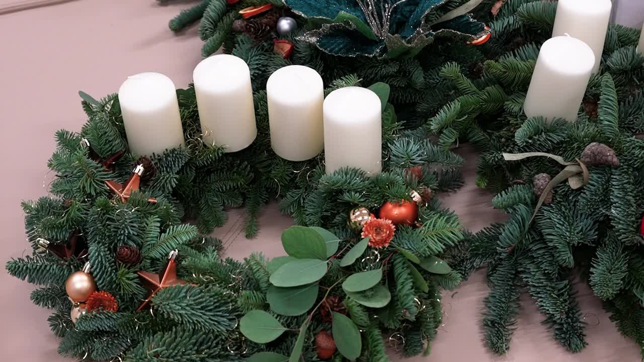Oppdag vakkert utformede julekranser pyntet med hvite lys og evergreens. Perfekt for koselig og festlig dekor. Fanger essensen av sesongen med livlige farger.