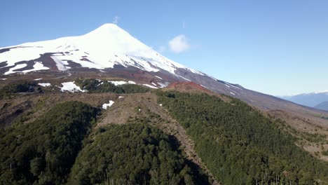 チリ の プエルト・ヴァラス の 晴れ の 日 に 雪 に 覆わ れ た オソルノ 火山