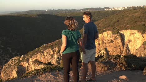 pareja casada de excursionistas tomados de la mano