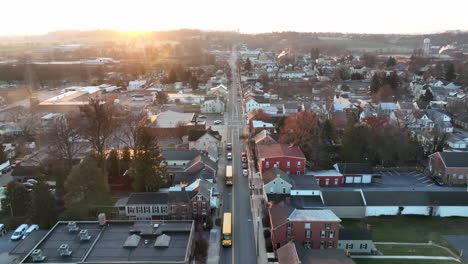 Luftverfolgung-Von-Zwei-Gelben-Schulbussen-Durch-Die-Stadt-In-Den-USA-Bei-Dramatischem-Sonnenaufgang