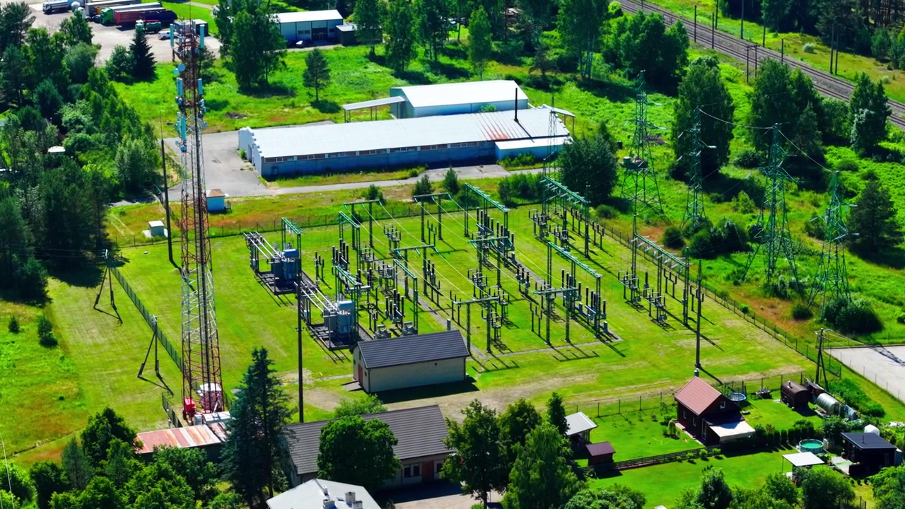 Dron se otáčí doleva, elektrická rozvodna Garkalne, kritická energetická infrastruktura.