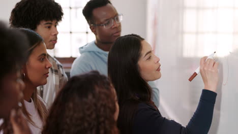 Grupo-De-Personas,-Escritura-Y-Pizarra