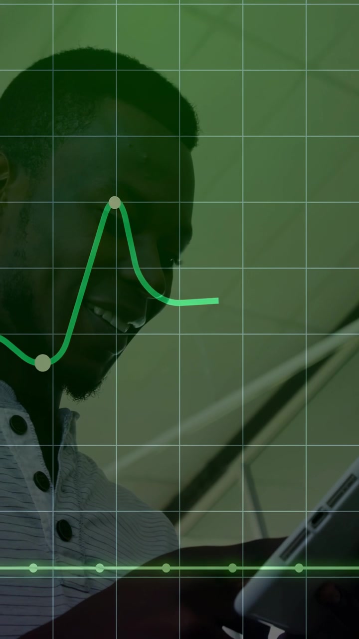 Video verticale: Uomo che tocca il tablet attivando un grafico a linee a griglia verde che sale e scende per la finanza.