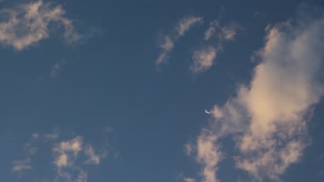 Las-Nubes-Se-Desplazan-A-Través-De-Una-Luna-Creciente.