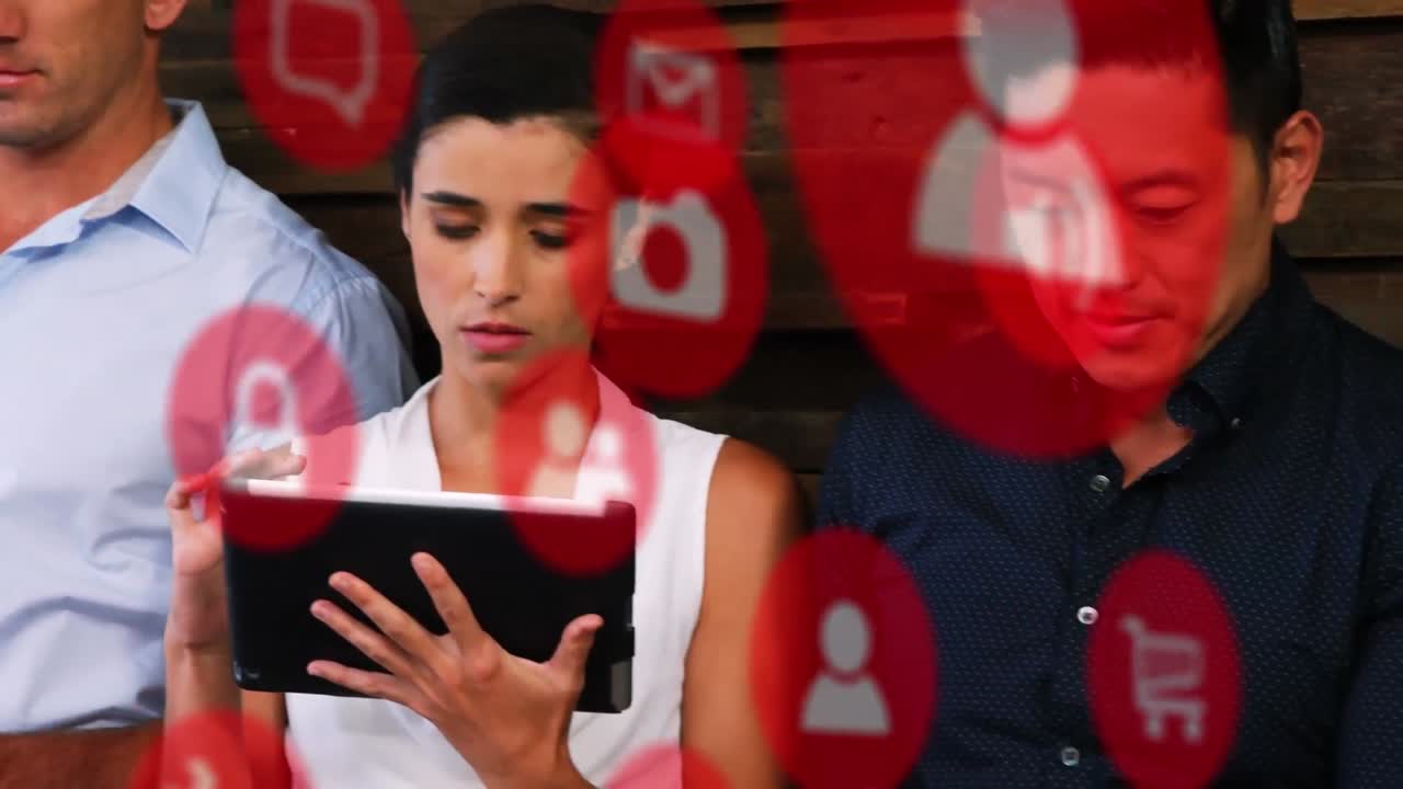 animación de iconos de aplicaciones móviles en círculos sobre diversas personas que utilizan tabletas digitales y teléfonos móviles.