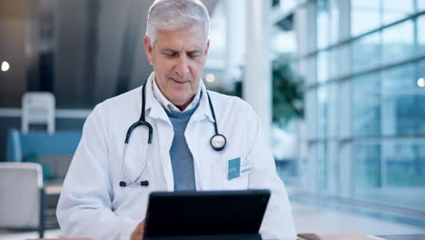 Tablet,-Gesundheitswesen-Und-Patient-Im-Gespräch-Mit-Dem-Arzt