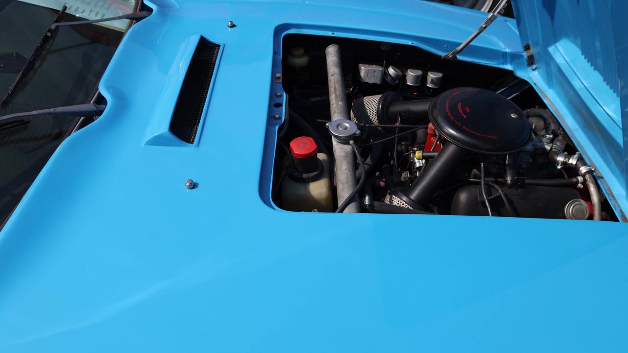 Primo piano della carrozzeria di un'auto d'epoca blu brillante con dettagli automobilistici vintage lucidati