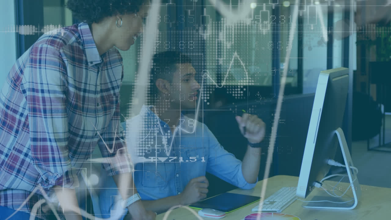 animación de una mujer y un hombre de negocios que utilizan una computadora con procesamiento de datos financieros