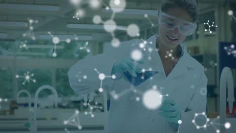 animación de moléculas sobre una científica de dos razas en el laboratorio