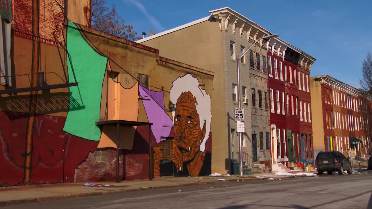 los edificios están pintados con bellas artes en un barrio pobre de baltimore 4