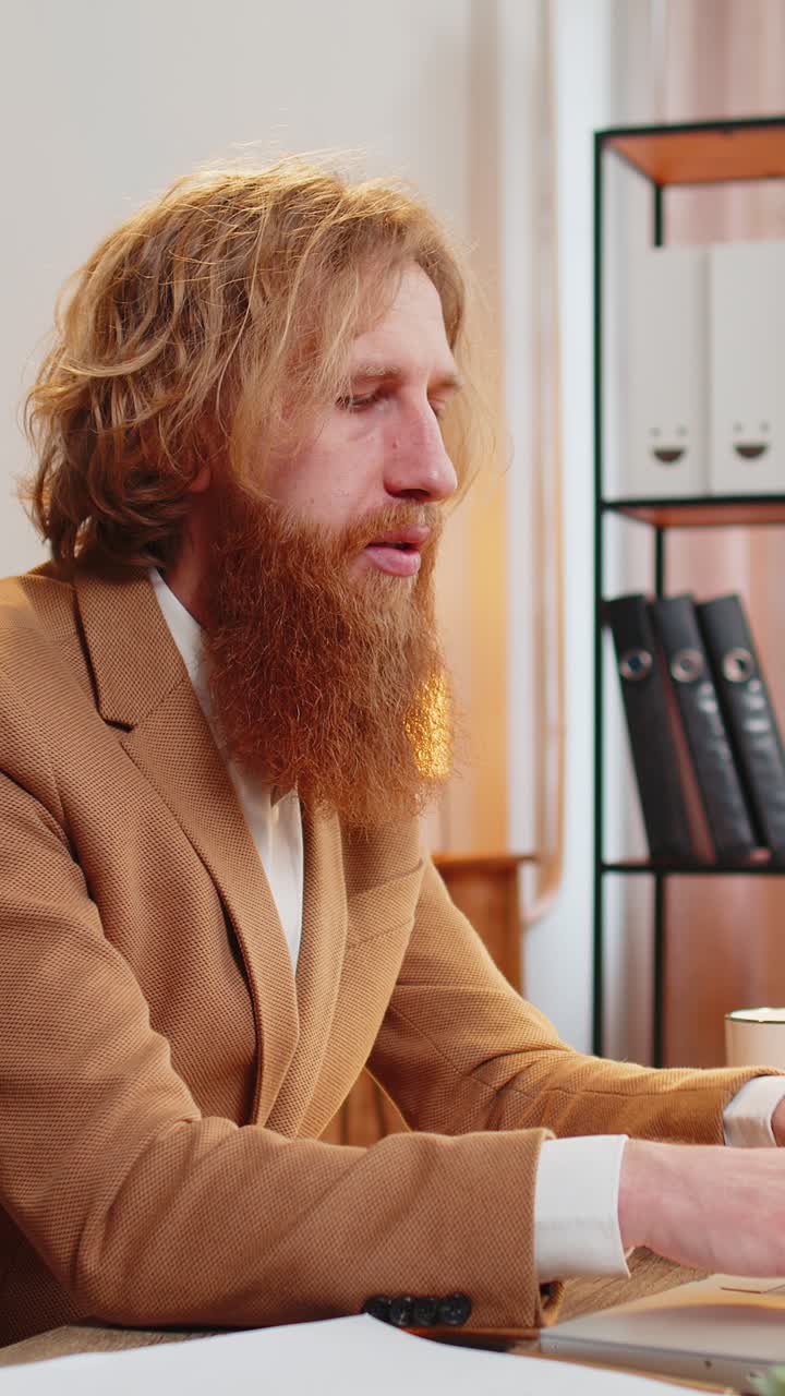 hombre de negocios trabajando en la computadora portátil agita el dedo y dice no tenga cuidado señal de desaprobación error