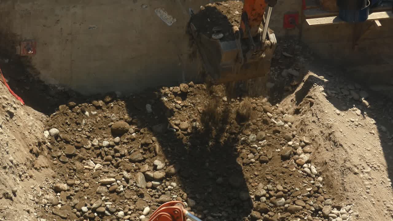 dos excavadoras que mueven rocas, escombros y escombros