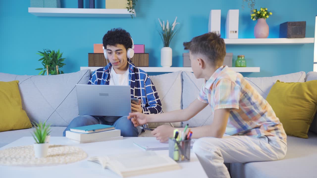 Two brothers who don't get along.