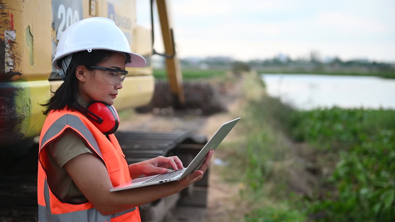 ingenieros ambientales trabajan en la planta de almacenamiento de agua