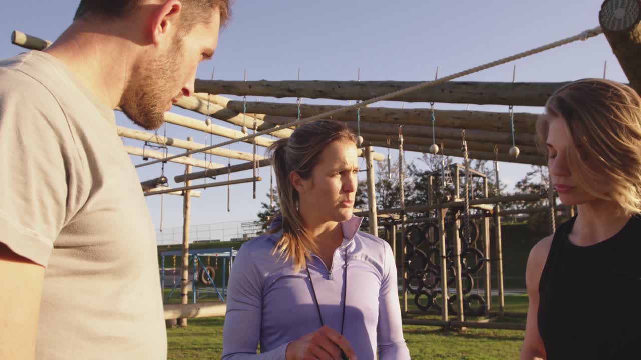 jóvenes adultos entrenando en un campamento de gimnasia al aire libre
