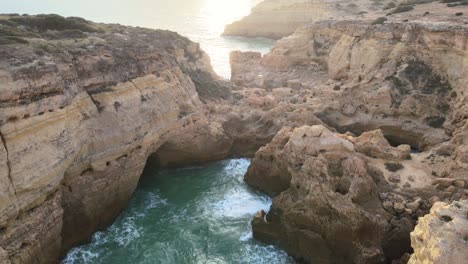 panorámica sobre un afloramiento rocoso para revelar un brillante amanecer sobre el océano atlántico